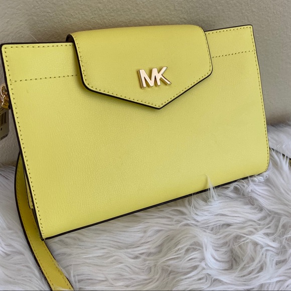 Michael Kors Handbags - Firm✨Michael Kors Mott large crossbody clutch bag